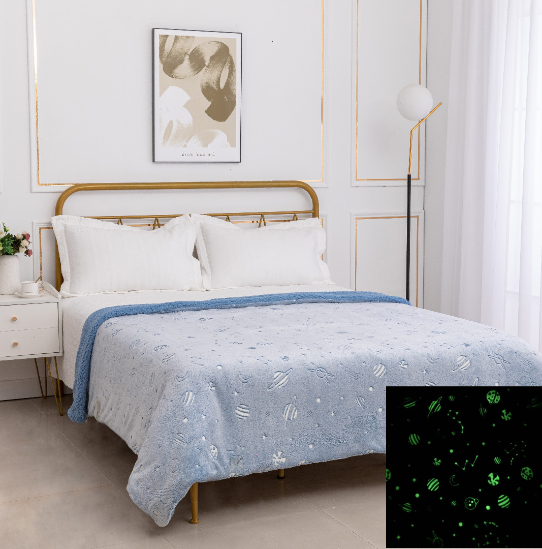 nx25-E2 Παιδική φωσφοριζέ κουβέρτα με sherpa space (170cm x 220cm) σιέλ SilkFashion - Image 1