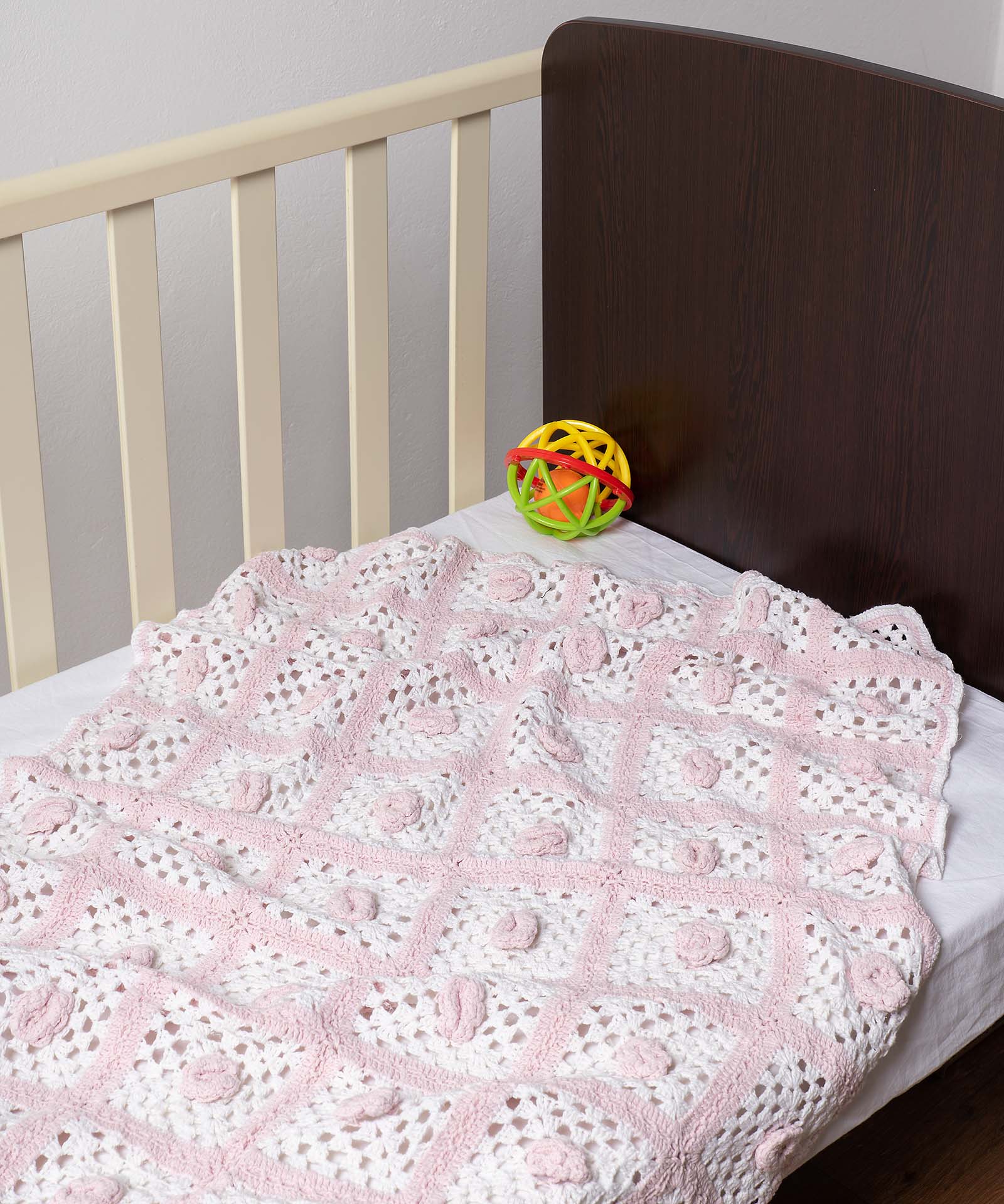 plektorozleyko1 bebe κουβερτάκι (75cm x 100cm ) πλεκτό ροζ/λευκό SilkFashion - Image 1