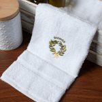 Δωδεκάδα πετσέτες χεριών (30cm x 50cm) λευκό με στεφάνι ΡΟΔΟΣ SilkFashion