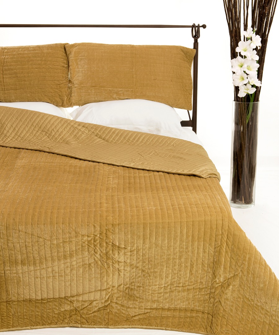 velvet3 ΚΟΥΒΕΡΛΙ σετ (220cm x 240cm + 2 x 50cm x 70cm) VELVET χρυσό SilkFashion - Image 1
