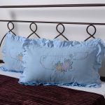 Βαμβακερή μαξιλαροθήκη με βολάν και κέντημα (40cm x 65cm) σιέλ ζευγάρι SilkFashion