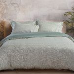 Σετ σεντόνια υπέρδιπλα βαμβακερά σε μοντέρνο υπνοδωμάτιο υψηλής αισθητικής