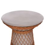 ΒΟΗΘΗΤΙΚΟ ΤΡΑΠΕΖΙ ΣΤΡΟΓΓΥΛΟ DELIA HM18167.03 FIBER CEMENT ΓΚΡΙ & RATTAN Φ40x45Υεκ - Image 4